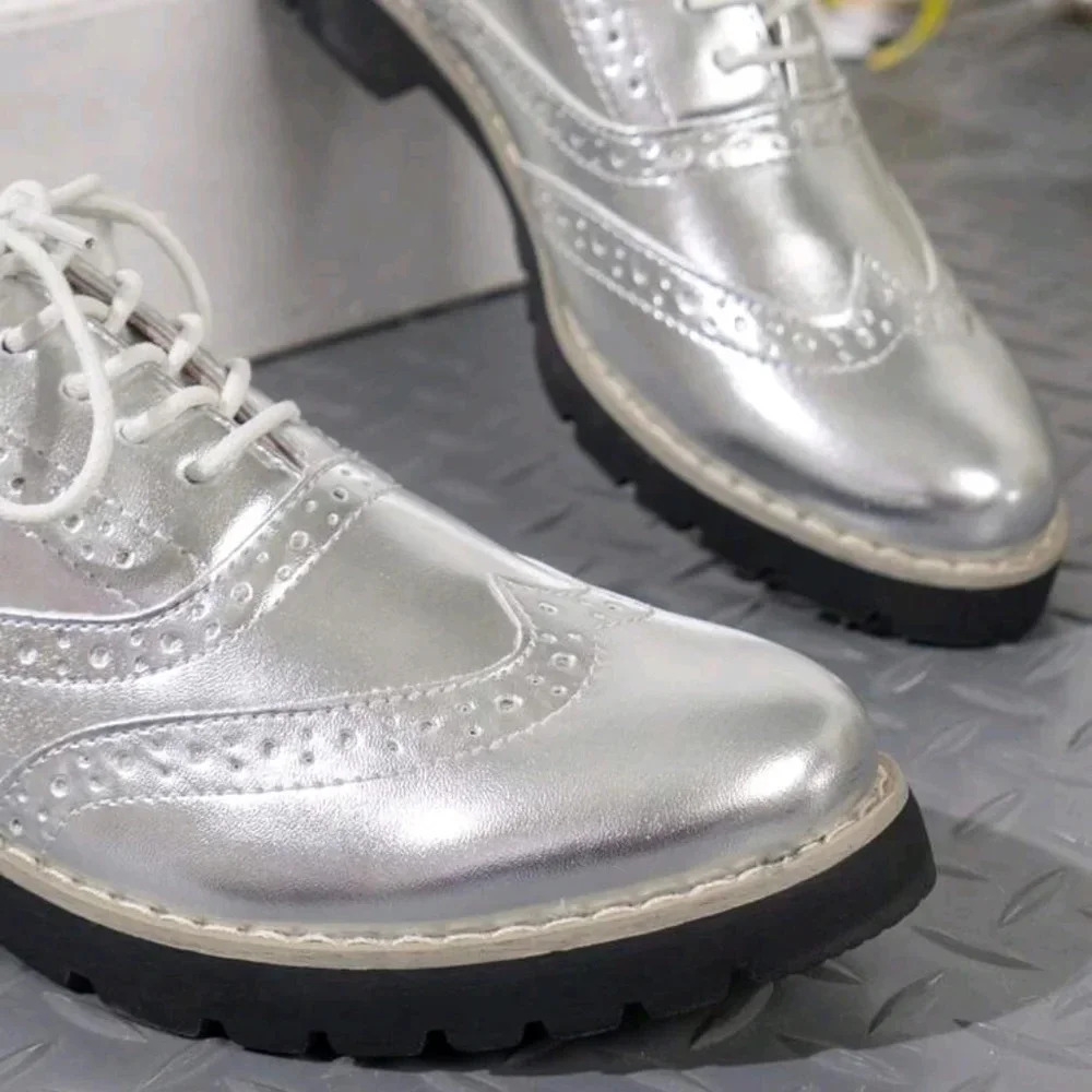 Women's Silver Lace-Up Comfortable Flat Oxfords, Classic Round Toe Brogues - Picture 7 of 8